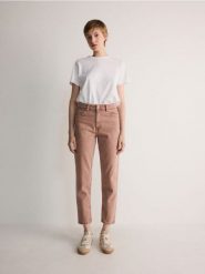 Jeansy mom fit - różowy. Czerwone jeansy Reserved, bez wzorów, z podwyższonym stanem. W wyprzedaży za 79.99 zł.