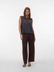 Vero Moda Bluzka w kolorze antracytowym rozmiar: M. Czarne bluzki Vero Moda, m, bez wzorów, bez kołnierzyka, bez ramiączek. Za 69.91 zł.