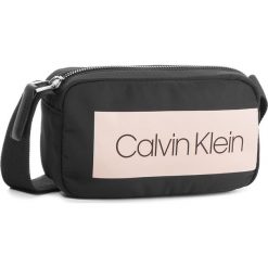 Torebka CALVIN KLEIN - Block Out Small Cros K60K604278 001. Czarne listonoszki Calvin Klein, bez wzorów, z materiału, na ramię, bez dodatków. W wyprzedaży za 229.00 zł.