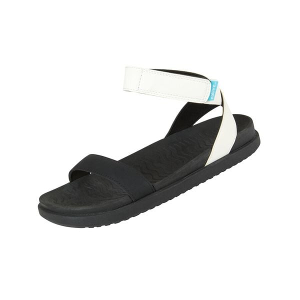 Sandały damskie NATIVE JULIET SUGARLITE. Czarne sandały NATIVE SHOES, bez wzorów, sportowe, bez obcasa, bez zapięcia. Za 149.99 zł.