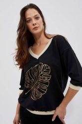 Bluza z dekoltem w serek i nadrukiem czarna. Czarne bluzy MOODO, xs, bez wzorów, z bawełny, bez kaptura. W wyprzedaży za 49.49 zł.