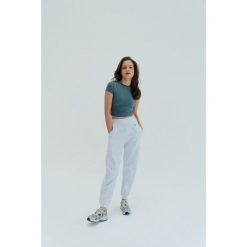Koszulka treningowa do jogi Moonholi Timeless z krótkim rękawem. Szare koszulki sportowe MOONHOLI, bez wzorów, bez ramiączek, na jogę i pilates. Za 259.00 zł.