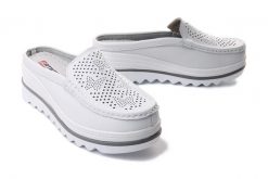 ARTIKER RELAKS 46C2850 biały, klapki damskie. Białe klapki Artiker Relaks, w ażurowe wzory, ze skóry, bez obcasa, na koturnie. Za 179.90 zł.