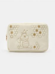 Kosmetyczka Winnie the Pooh - kremowy. Białe kufry i kosmetyczki Sinsay, bez wzorów, bez dodatków. Za 35.99 zł.