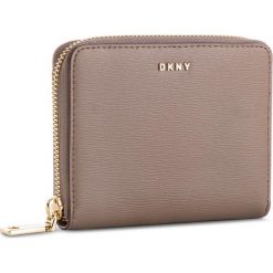 Duży Portfel Damski DKNY - Bryant Sm Zip Around R8313656 Desert DES. Brązowe portfele DKNY, bez wzorów, ze skóry. W wyprzedaży za 289.00 zł.