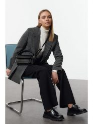 Trendyol Trzewiki w kolorze czarnym rozmiar: 39. Czarne półbuty sznurowane Trendyol, bez wzorów, eleganckie, bez obcasa, bez zapięcia. Za 104.99 zł.