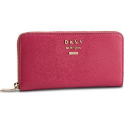 Duży Portfel Damski DKNY - R911HB03 Pink PNK. Czerwone portfele DKNY, bez wzorów, ze skóry. W wyprzedaży za 389.00 zł.