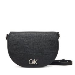 Torebka Calvin Klein. Czarne listonoszki Calvin Klein, bez wzorów, bez dodatków. Za 279.99 zł.