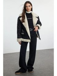 Trendyol Kurtka w kolorze czarnym ze skóry syntetycznej rozmiar: XS. Czarne kurtki Trendyol, xs, bez wzorów, ze skóry, bez kaptura. Za 121.99 zł.