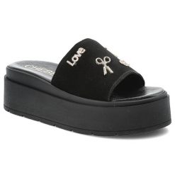 Klapki damskie Chebello, na wysokiej platformie skórzane z ozdobami, czarne, 4600-034. Czarne klapki CheBello, z aplikacjami, bez obcasa, na platformie. Za 369.00 zł.