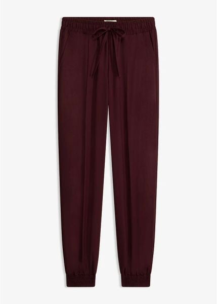 Spodnie dresowe z mieszanki wiskozy. Czerwone spodnie dresowe bonprix, bez wzorów, z dresówki. Za 124.99 zł.