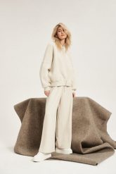 Bluza zapinana na zamek bez kaptura beżowa. Brązowe bluzy MOODO, l, bez wzorów, bez kaptura. W wyprzedaży za 62.99 zł.