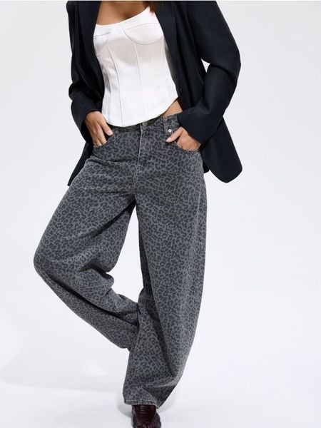 Jeansy barrel w zwierzęcy wzór - szary. Szare jeansy Reserved, bez wzorów. Za 159.99 zł.