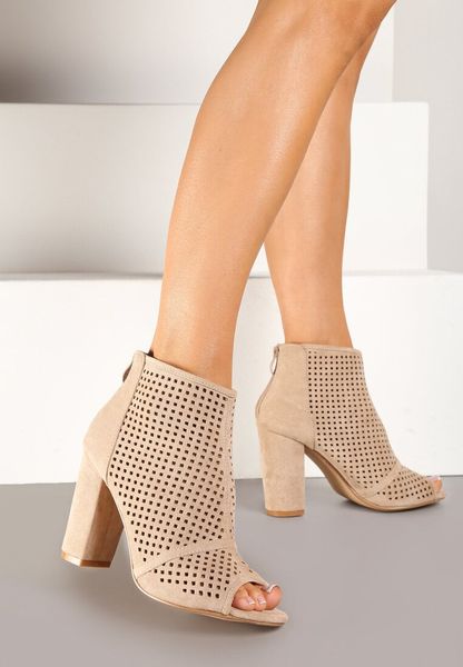 Jasnobeżowe Sandały Vices na Słupku z Ażurową Cholewką Felilina. Brązowe sandały Renee, w ażurowe wzory, z koronki, eleganckie, z otwartym noskiem, bez obcasa, na obcasie, bez zapięcia. Za 139.99 zł.