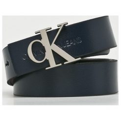 Calvin Klein Jeans - Pasek skórzany dwustronny. Niebieskie paski Calvin Klein Jeans, bez wzorów, z jeansu. W wyprzedaży za 199.90 zł.