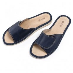 Kapcie damskie R.37 na rzep całoroczne wsuwane koturn KD-01-DB-37. Obuwie domowe bez wzorów, ze skóry ekologicznej, z otwartym noskiem, bez zapięcia. Za 22.14 zł.