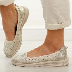 Beżowe ażurowe skórzane baleriny damskie Vinceza 95369. Brązowe baleriny VINCEZA, w ażurowe wzory, z jeansu, bez obcasa, na płaskiej podeszwie. W wyprzedaży za 161.10 zł.