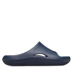 Klapki Crocs. Niebieskie klapki Crocs, bez wzorów, bez obcasa. Za 179.99 zł.