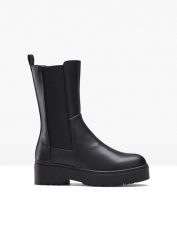 Kozaki. Czarne kozaki bonprix, bez obcasa, bez zapięcia. Za 169.99 zł.