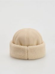 Czapka pilotka - złamana biel. Czapki Reserved, bez wzorów. Za 79.99 zł.