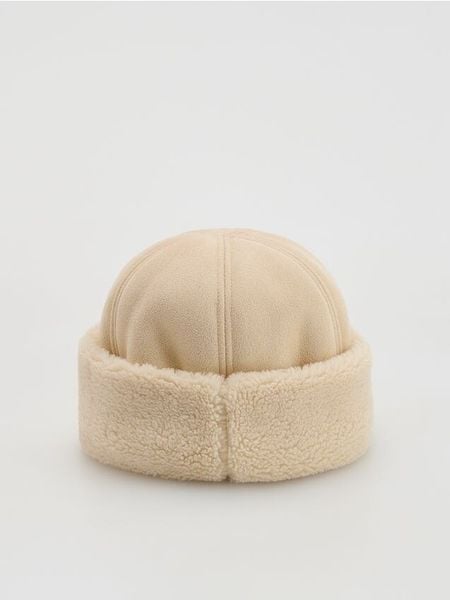 Czapka pilotka - złamana biel. Czapki Reserved, bez wzorów. W wyprzedaży za 39.99 zł.