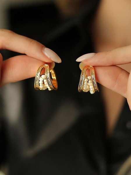 Pierres delicates Pozłacane kolczyki-półkreole z perłami rozmiar: onesize. Białe kolczyki Pierres delicates, z perłą, pozłacane. Za 52.99 zł.