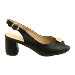 Sandały na słupku z ozdobą Evento 23SD35-5480 Black czarne. Czarne sandały z aplikacjami, ze skóry ekologicznej, eleganckie, bez obcasa, na obcasie, bez zapięcia. Za 57.16 zł.