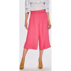 Answear - Spodnie Stripes Vibes. Czerwone spodnie materiałowe ANSWEAR, na co dzień, s, bez wzorów, z dzianiny, z podwyższonym stanem. W wyprzedaży za 39.90 zł.
