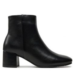 Botki Marco Tozzi. Czarne botki Marco Tozzi, bez wzorów, bez obcasa, na słupku, bez zapięcia. Za 499.99 zł.