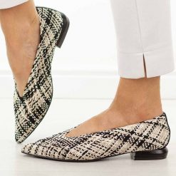 Czarne przewiewne półbuty damskie T.Sokolski 135. Czarne baleriny Sokolski, w ażurowe wzory, z jeansu, bez obcasa, na obcasie. W wyprzedaży za 175.12 zł.