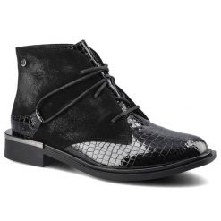 Trzewiki damskie Maciejka, ze skóry naturalnej z łączoną cholewką o tłoczonej fakturze oraz stabilnym obcasem, czarne, 04813-01-00-7. Czarne botki Maciejka, na jesień, bez wzorów, z lakierowanej skóry, bez obcasa, na płaskiej podeszwie, bez zapięcia. Za 299.00 zł.