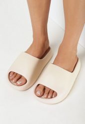 Beżowe Piankowe Klapki z Szerokim Paskiem Jaspera. Brązowe klapki Born2be, bez wzorów, z dresówki, bez obcasa, na płaskiej podeszwie. Za 39.99 zł.