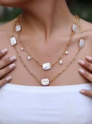 Pierres de Jade Pozłacany naszyjnik z elementami ozdobnymi - dł. 45 cm rozmiar: onesize. Białe naszyjniki Pierres de Jade, z perłą, pozłacane. Za 60.99 zł.