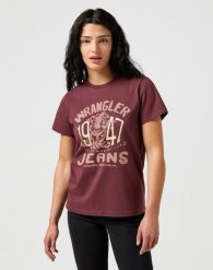 WRANGLER DAMSKA KOSZULKA WRANGLER GRAPHIC TEE DAHLIA 112356427. Bluzki Wrangler, xs, bez wzorów, bez kołnierzyka, bez ramiączek. Za 89.99 zł.