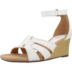 Sandały CLARKS KYARRA JOY Biały. Białe sandały Clarks, bez wzorów, ze skóry, bez obcasa, bez zapięcia. Za 194.99 zł.