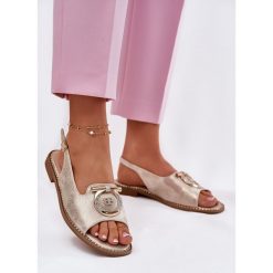 Eleganckie Sandały Z Ozdobą Na Płaskim Obcasie S.Barski KV51-003 Złote złoty. Żółte sandały z aplikacjami, ze skóry, eleganckie, bez obcasa, na płaskiej podeszwie, bez zapięcia. Za 170.48 zł.