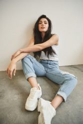 Jeansy mom fit z przetarciami błękitne. Niebieskie jeansy MOODO, m, bez wzorów. W wyprzedaży za 55.99 zł.