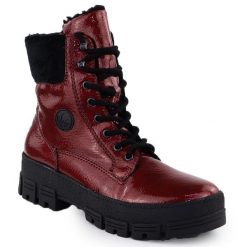 Botki damskie workery na platformie lakierowane czerwone Rieker Y0220-33. Czerwone botki Rieker, bez wzorów, z lakierowanej skóry, bez obcasa, na platformie, bez zapięcia. Za 399.00 zł.