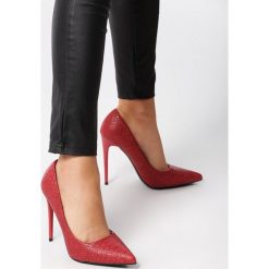 Czerwone Szpilki Bijoux. Czerwone szpilki Born2be, bez wzorów, ze skóry, ze szpiczastym noskiem, bez obcasa, na szpilce, bez zapięcia. Za 99.99 zł.