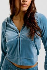 JUICY COUTURE Niebieska damska bluza Madison Hoodie, Rozmiar XL. Niebieskie bluzy sportowe Juicy Couture, s, bez wzorów, z elastanu, z kapturem. W wyprzedaży za 329.99 zł.