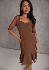 Brązowa Sukienka VICES o Taliowanym Kroju z Rękawami z Koronki Metirei. Brązowe sukienki Renee, na imprezę, l, bez wzorów, z koronki, eleganckie, bez kołnierzyka, bez ramiączek, midi, dopasowane. Za 159.99 zł.