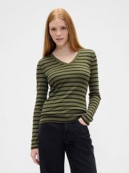 GAP Koszulka w kolorze khaki rozmiar: XXL. Brązowe bluzki GAP, xxl, bez wzorów, bez kołnierzyka, bez ramiączek. Za 66.00 zł.