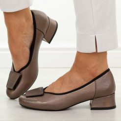 Brązowe czółenka damskie na obcasie M.Daszyński Sa279-1. Brązowe czółenka M.Daszyński, z aplikacjami, ze skóry, z okrągłym noskiem, bez obcasa, na obcasie, bez zapięcia. W wyprzedaży za 179.10 zł.