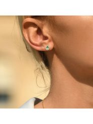 DIAMOND & CO Złote kolczyki-wkrętki "Sunbury" z diamentami i szmaragdem rozmiar: onesize. Szare kolczyki Diamond & Co, z diamentem, złote. Za 1,191.61 zł.