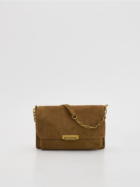 Zamszowa torebka na ramię - beżowy. Brązowe torby na ramię Reserved, bez wzorów, z zamszu, na ramię, zamszowe, bez dodatków. Za 259.99 zł.