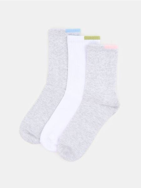 Bawełniane skarpetki 3 pack - wielobarwny. Skarpety Sinsay, bez wzorów, z bawełny. W wyprzedaży za 6.99 zł.