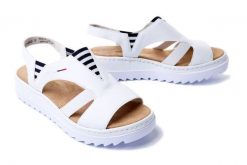 RIEKER V44Y5-80 white, sandały damskie. Białe sandały Rieker, bez wzorów, bez obcasa, na koturnie, bez zapięcia. Za 319.90 zł.