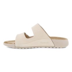 Klapki damskie Ecco Cozmo Flat Limestone. Białe klapki ecco, bez wzorów, z materiału, bez obcasa. Za 537.00 zł.
