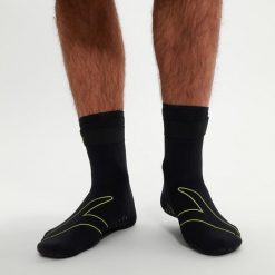 Skarpetki sportowe do pływania skarpety ocieplane Speedo Swim Socks. Czarne skarpety Speedo, bez wzorów. Za 159.41 zł.