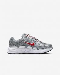 NIKE P-6000 Buty do biegania damskie. Szare obuwie sportowe Nike, z syntetyku, bez zapięcia, do biegania. Za 249.99 zł.